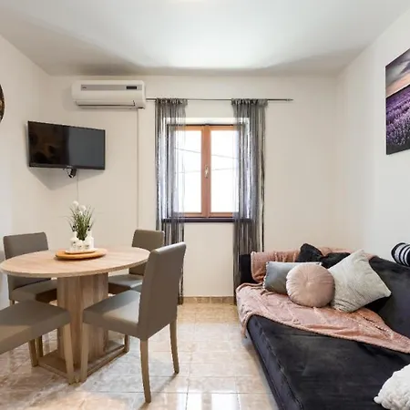 Max & Apartment